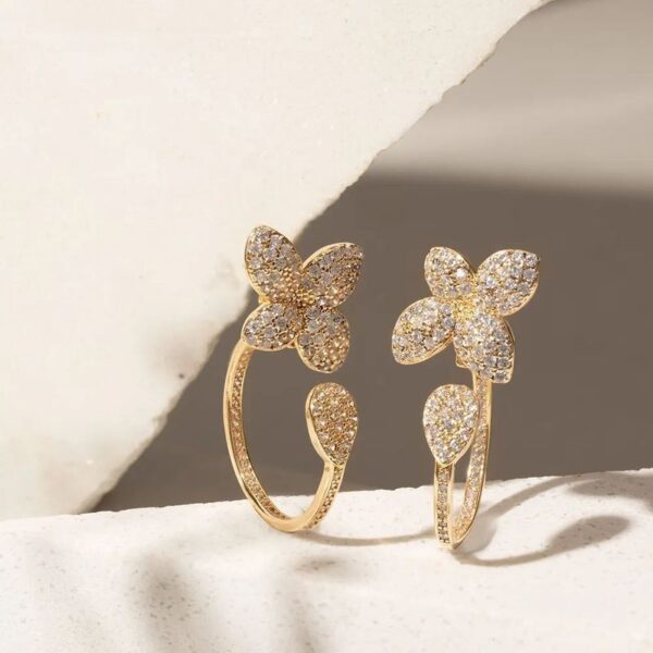 Brinco Versátil com Zircônia Branca em Formato de Flor - Banho de Ouro 18k - Image 2