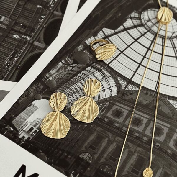 Brinco Leaf Charm - Dourado Liso - Image 2