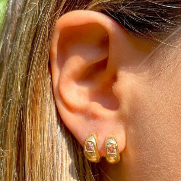 Brinco Argola 13 mm com Quadrado de Cristal de Quartzo Rosa - Banho de Ouro 18k - Image 3
