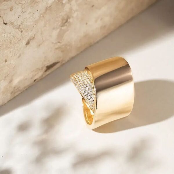 Anel com Dobra Cravejado com Zircônias Brancas - Banho de Ouro 18k - Image 2