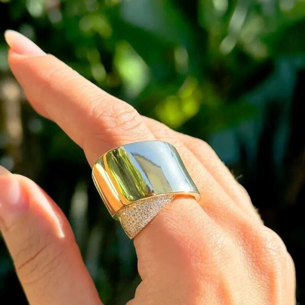 Anel com Dobra Cravejado com Zircônias Brancas - Banho de Ouro 18k - Image 3