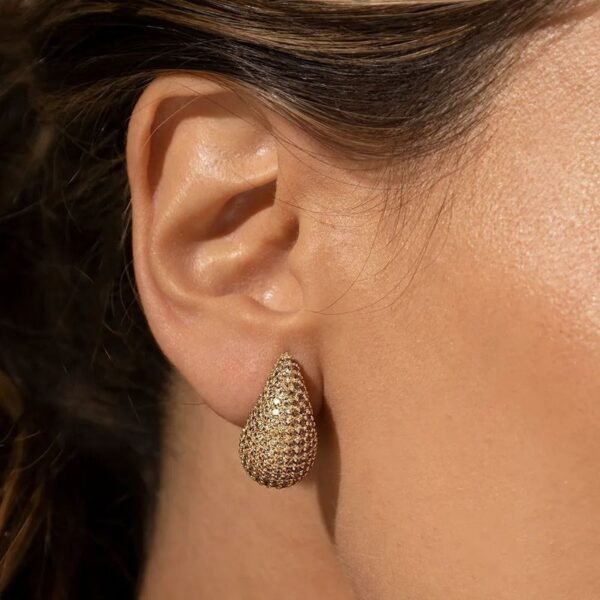 BRINCO ZIRCONIA CHAMPAGNE GOTA PERA CRAVEJADA 20MM - Image 3