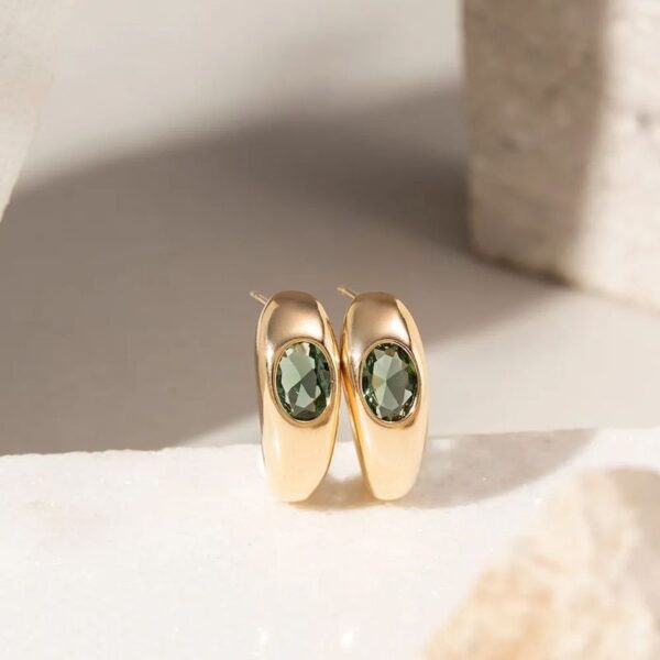 Brinco Meia Argola com Cristal Berilo Oval  - Banho de Ouro 18k - Image 2