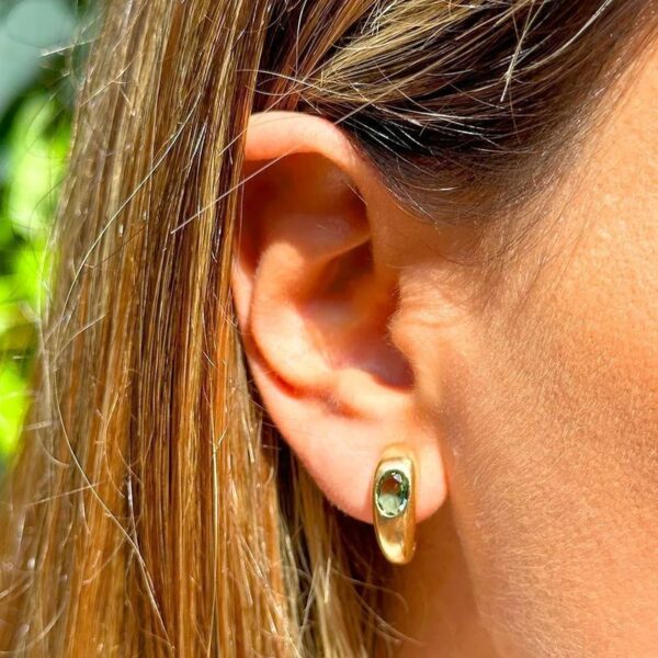 Brinco Meia Argola com Cristal Berilo Oval  - Banho de Ouro 18k - Image 3
