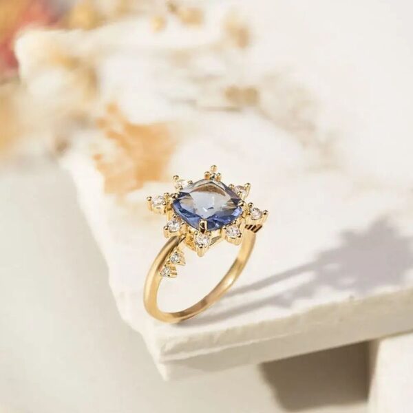 Anel Coroa Cristal London Blue com Zircônias Brancas - Banho de Ouro 18k - Image 2