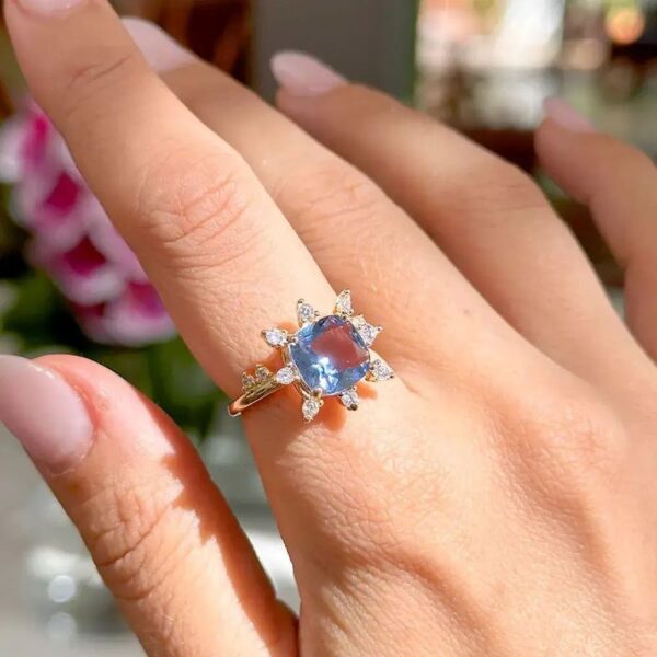 Anel Coroa Cristal London Blue com Zircônias Brancas - Banho de Ouro 18k - Image 3