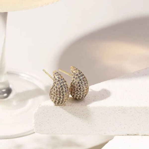 BRINCO ZIRCONIA DIAMOND BLUE GOTA PERA CRAVEJADA 17MM - Imagem 2